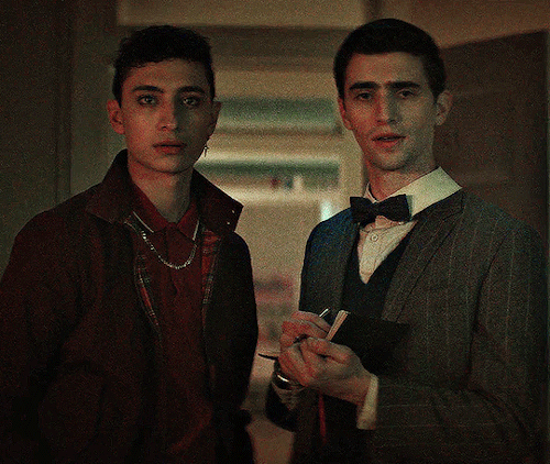 Edwin And Charles DEAD BOY DETECTIVES, S01E02, The Case Of The Dandelion Shrine