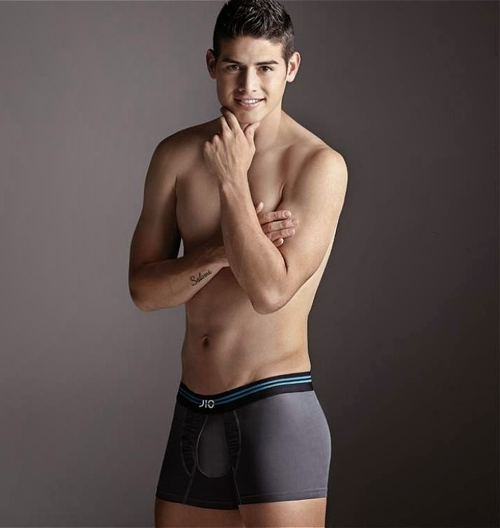 jaimi77o:  hombresdesnudo2:  James Rodríguez!!! Part 2!!!  Lindo mi colombiano!!!