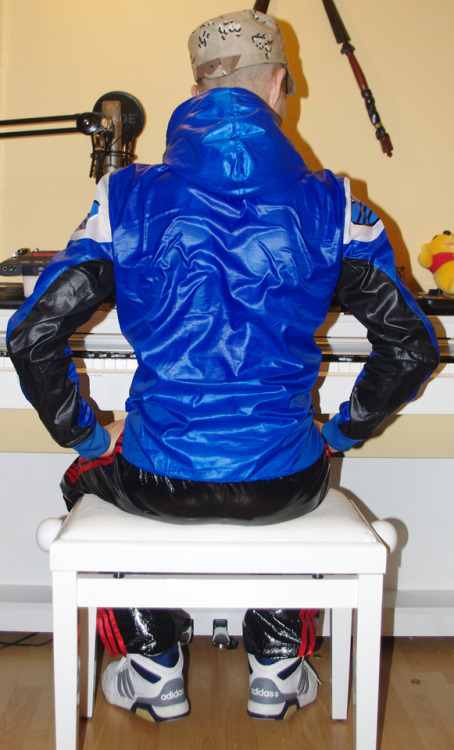 nyloncho:strangealmondmongerdream:mikey-777:Second day in my gear, I slept on night in this, my blue