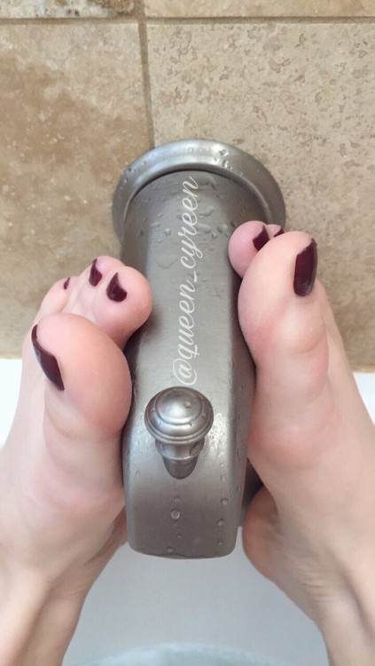 Sexy women's feet and more. ENJOY!