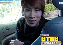 Could u imagine sitting in the back seat and him just having a conversation with you like this. /dies/