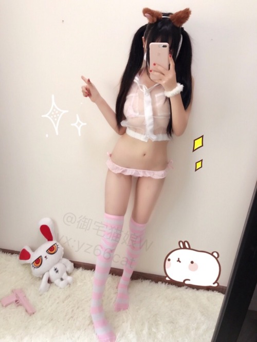 otakucat-loly: (｡+･｀ω･´)我覺得邦迪什麼的！ 非常可愛呐！不過這套三點式內衣⋯⋯⋯ 我穿太小了( ꒪Д꒪) 这种衣服的危险度在于： 随时随地会被奇怪的男性扒掉喔。 _(:з」∠)