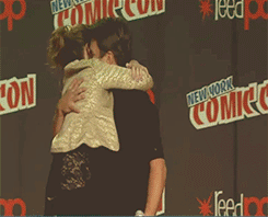 fyeahseanmaher:riviia:Nathan Fillion surprising Jewel Staite & Sean Maher (NYCC 2012)basically t