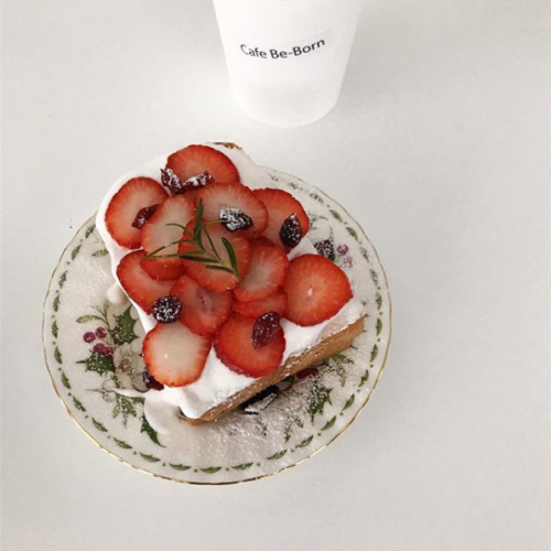 flowure:uyuro:@ 카페비본: vividbluenrinstagram @wiktoriamiliczekHave courage, be kind. xx