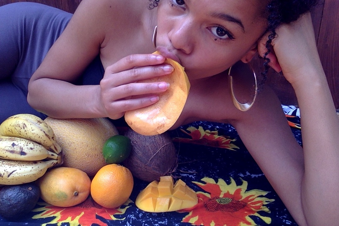 labonitafanny:  pretty face, fresh fruit 