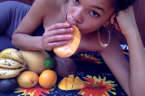 labonitafanny: pretty face, fresh fruit 