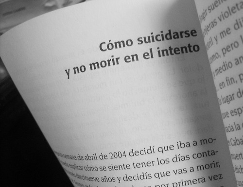 myfuckingnameisvicky:  whoiam-bitch:  despues-de-todo-sigo-sonriendo:  mi-vola:  EL MEJOR PUTO LIBRO DE LA HISTORIA *O* !!! LO RECOMIENDO ;)   como chucha se llama este libro? :cccccc  ¿Como se llama ese libro?  Abzurdah  ♥ 