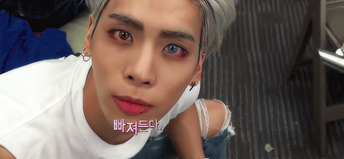 loveforjjong: jonghyun showing off his “odd eye” lenses