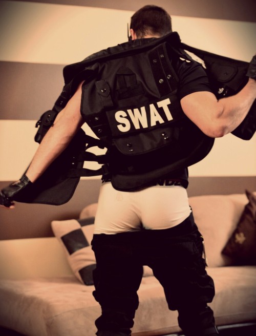 ibelieveloveislove:  Like or reblog if you think this is sexy as fuck!!  Ibelieveloveislove.tumblr.com
