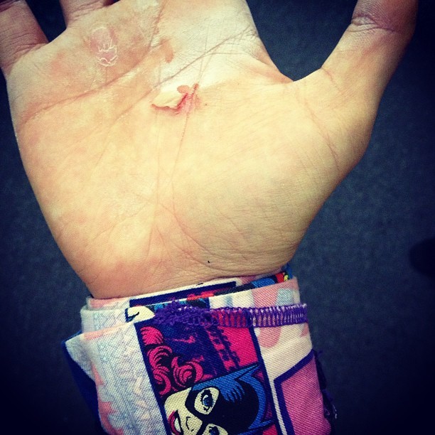 Look at that sexy palm! Dang AMRAP.
#crossfit #crossfitproblems #ouchie wristwrap #batgirl #handcare #igfitness #fitblr #instafit #amrap #wod #livefit #livefit310 @crossfit310