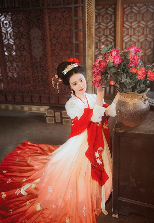 Traditional Chinese hanfu by 华姿仪赏