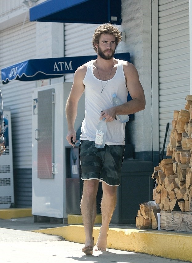 starringroles:  Liam Hemsworth candids 3