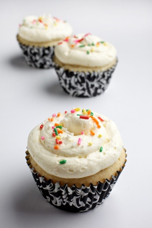 heckyeahvegancupcakes:  Vegan Champagne Cupcakes With Passion Fruit Frosting at The Washington Post