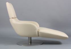 centuria:  Natuzzi Chaise longue/easy chair. Off-white aniline leather upholstery. Swivel, satin brushed steel base. L. 140 H. 103 W. 72 cm. 