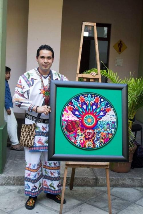 El es Cilau Valadez orgulloso de exhibir sus obras orgullosamente Nayaritas.