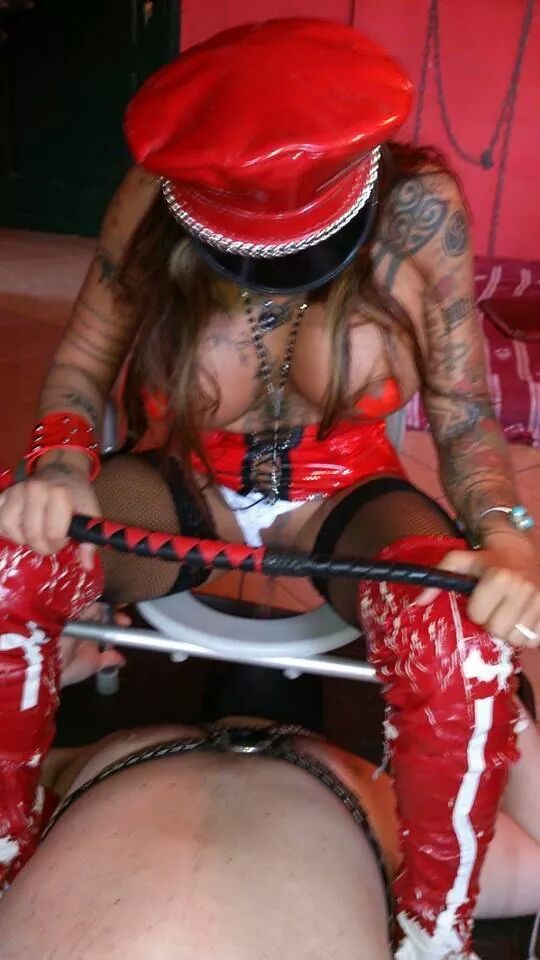 mistressgodiva:  Per sessioni ed eventi www.mistressdesideriagodiva.it 
