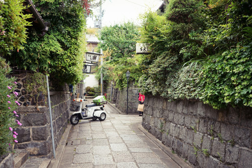 samuraibleu:  Ishibe Alley (石塀小路) in Gion (祇園), Kyoto Japan (by TOTORORO.RORO)