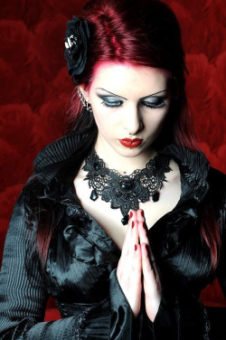 victorian-goth:  Victorian goth  http://victorian-goth.tumblr.com/