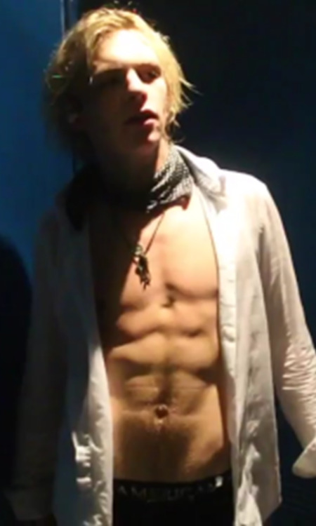 male-and-others-drugs:  Ross Lynch 