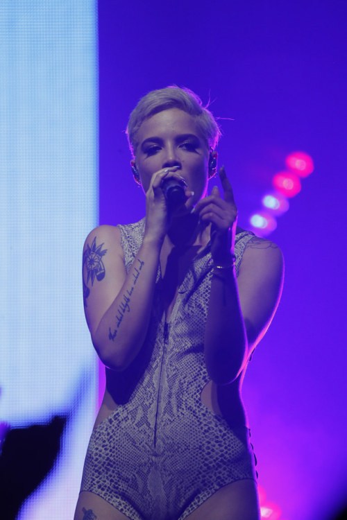 halseyupdates:[MQ] Halsey performing in New York - 22/10 (photos by Oliver L’Eroe)