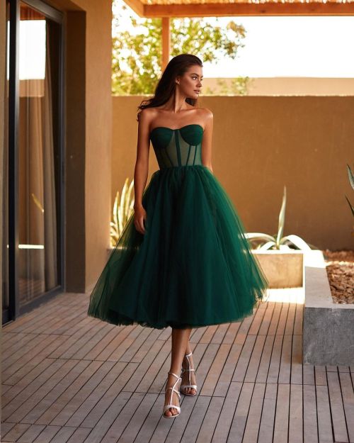 Haven’t seen this lovely dress in emerald green before