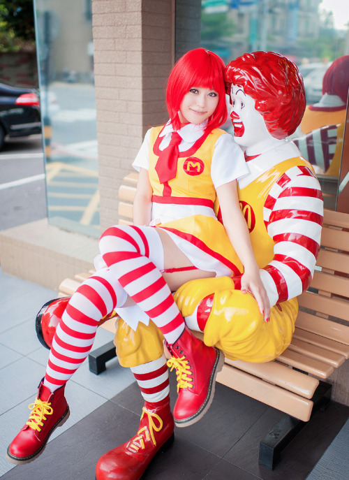 crassetination:  Cosplay 02: Done right!