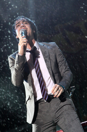 impanickingeverywhere:Brendon Urie, performing under the rain in Brasil, 2011
