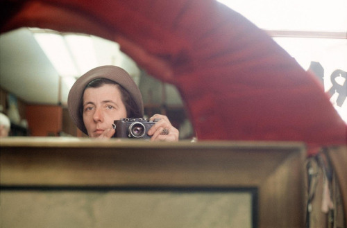 365filmsbyauroranocte:Colour Self-portrait, Vivian Maier.