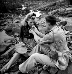  Eliot Elisofon: A US Navy flier and his date smoking on the coast of Morocco. Casablanca, 1943 