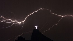 nemuiidesu:  efedra:   Lightning streaks across the sky over the statue of Christ the Redeemer in Rio de Janeiro, 2014 by Yasuyoshi Chiba   ᴗ͈ₒᴗ͈