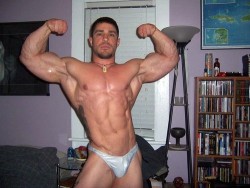 bro-mo:  thorspage:  OMFG WHAT A UPPER BODY…. WOOF WOOF !!!!!!!!!!!!  Thor’s Page      (via TumbleOn)