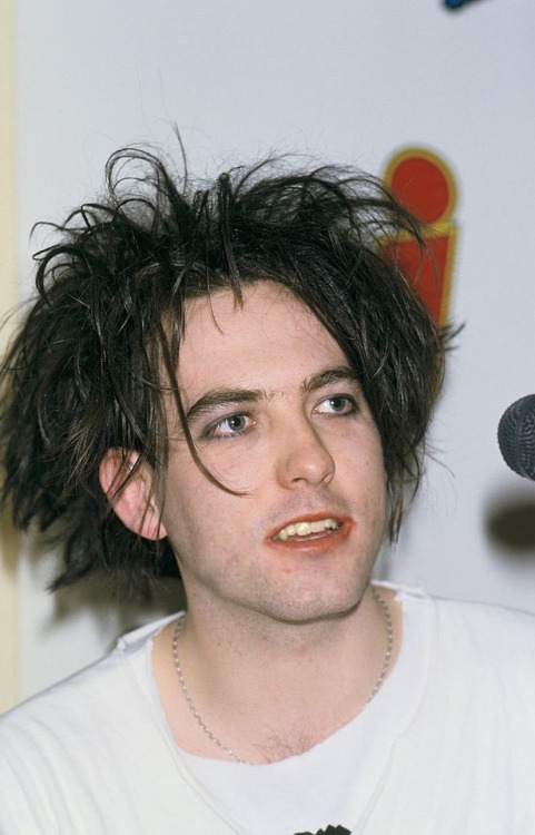 a-night-like–this:Robert Smith At NRJ Radio On January 16th, 1986 In Paris,France