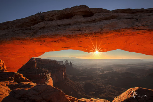 jakewi:  Mesa Arch, Canyonlands National Park by tonyshi