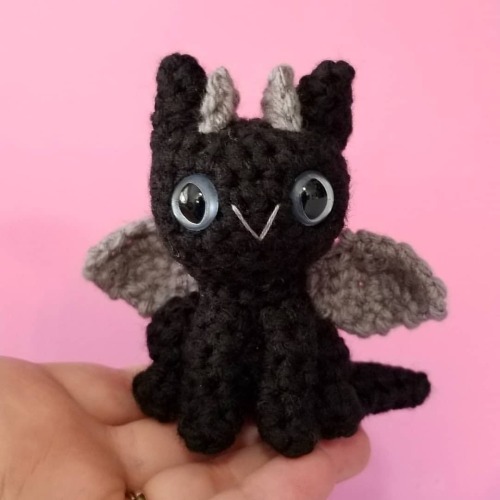 A happy baby dragon. #dragon #babydragon #etsymaker #cutestuff #amigurumi #motherofdragons #blackdra