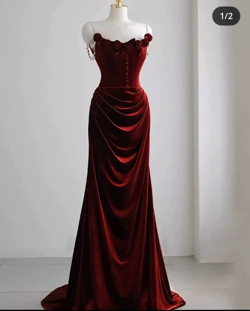AU Where Coriolanus Forces Lucy Gray To Return To The Capitol And At A Party, Makes Her Wear This Dress.