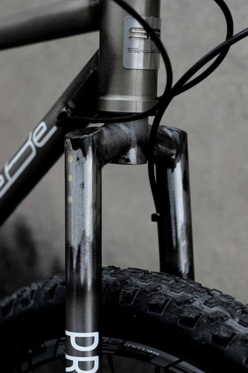 aces5050: Prototype RFS - rigid fork standard (no tapered), 15 mm custom ergal axle, IS mount, weigh