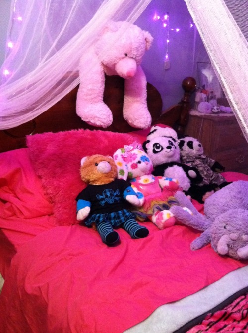 restrainlove:  badlittlekitten:  his-little-red-riding-hood:  glowys-crafty-corner:  bearbears-little-princess:  Oh how I love my Princess bed!  I did not honestly think this would be as popular as it has become! Components:♡ Pink sheets♡ Hello kitty