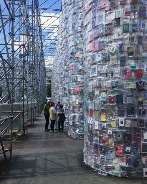 cobblibrary: doubledaybooks: boredpanda: Artist Uses 100,000 Banned Books To Build A Full-Size Parth