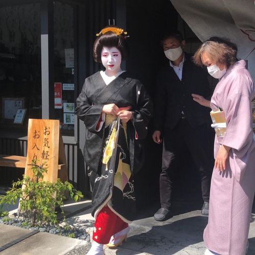 Geiko Umehina visiting stores and tea houses(SOURCE)