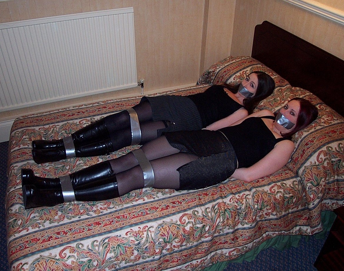 bondijj:  Goth chicks are so easy. 