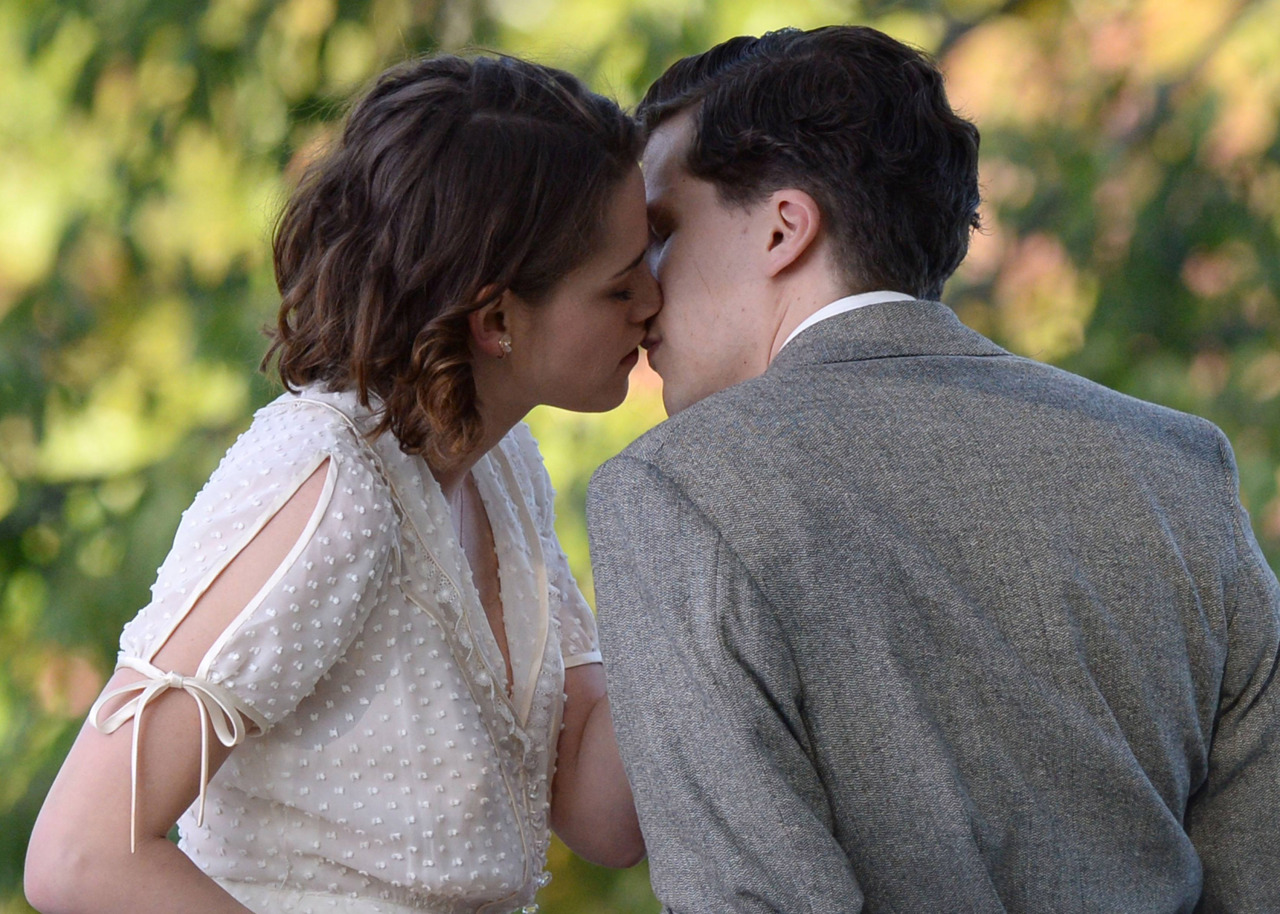 Kristen Stewart and Jesse Eisenberg share a kiss in Central Park, New York, oct.