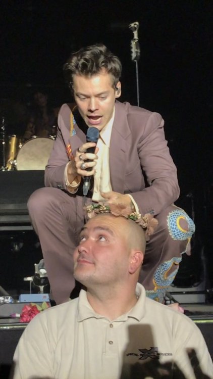 thedailystyles:  @wunderkindharry: CUTEST MOMENT OF THE SHOW: HARRY PLACING A FLOWER CROWN ON A SECURITY GUARD’S HEAD #HarryStylesCologne