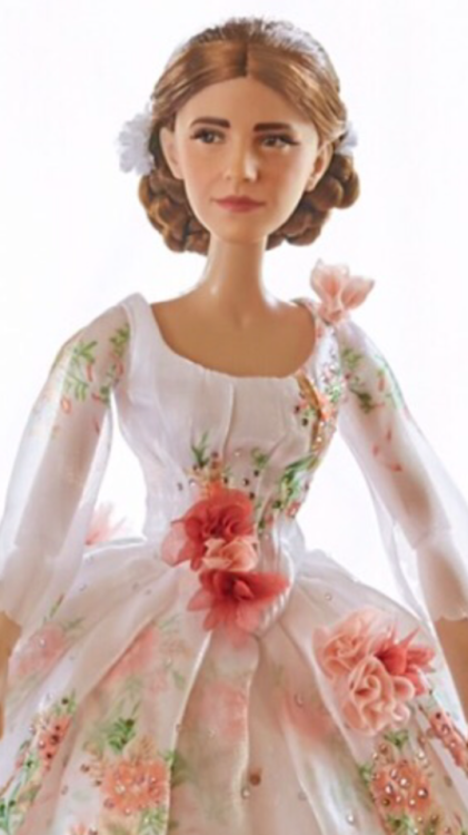 capacity:nowhites:oak23:cheshiretiffy:disneylimitededitiondolls:Close-ups of the new Belle dolls!She