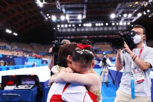 agathacrispies: Guan Chenchen of Team China celebrates with her silver medalist teammate, Tang Xijin