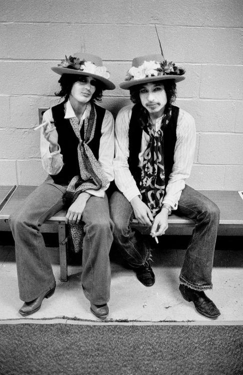 colecciones:Joan Baez and Bob Dylan backstage on the Rolling Thunder Revue tour in 1975. Photo by Ke