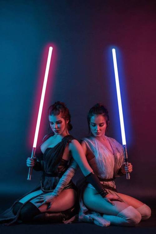 steam-and-pleasure:Star Wars: Episode VII The Force AwakensDark Rey: Cosplay Anastasya ZelenovaRey: 