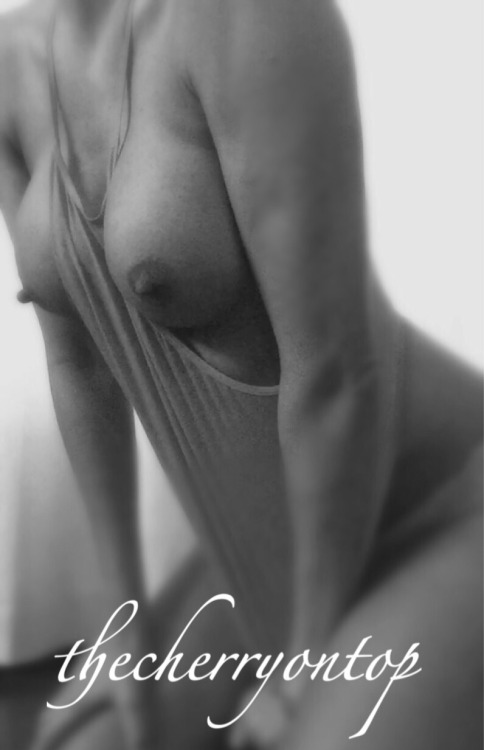 sexsquatsandcherrysontop:  TGIF 😘