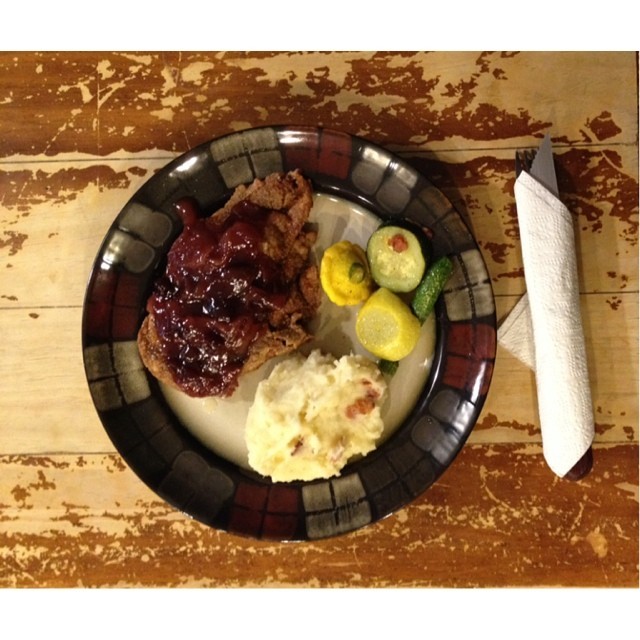 Last dinner in AZ!! My Aunty gettin busy in the kitchen since we got here.
#porkchops #friedporkchops #homemadesweetsauce #mashedpotatoes #veggies #catoaz #tahoetravels #az #arizona #homecookedmeals (at Kitchen of Hope)