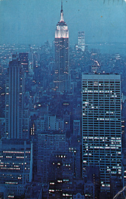 scanzen:  Empire State Building At Night, New York City. Curteichcolor &reg; postcard, Acacia Card Company, New York, 1979.