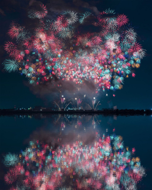 archatlas:Magnificent Photographs of Japan’s Summer Firework FestivalsPhotographer Keisuke trekked t